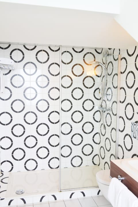 Privilege, Room, 1 Double Bed | Bathroom | Combined shower/tub, eco-friendly toiletries, hair dryer, towels