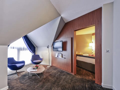 Superior Suite, 1 King Bed with Sofa bed | Minibar, in-room safe, blackout drapes, soundproofing