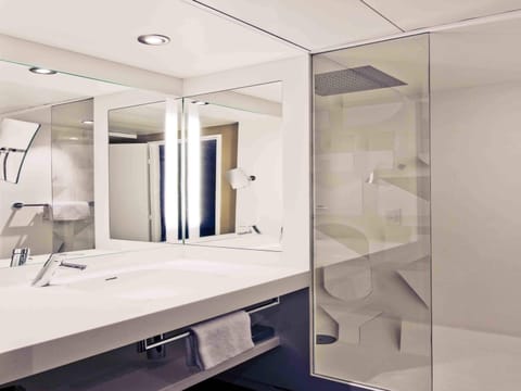 Standard Room, 2 Twin Beds | Minibar, in-room safe, blackout drapes, soundproofing