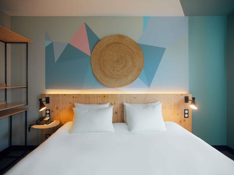 Blackout drapes, soundproofing, free cribs/infant beds, free WiFi