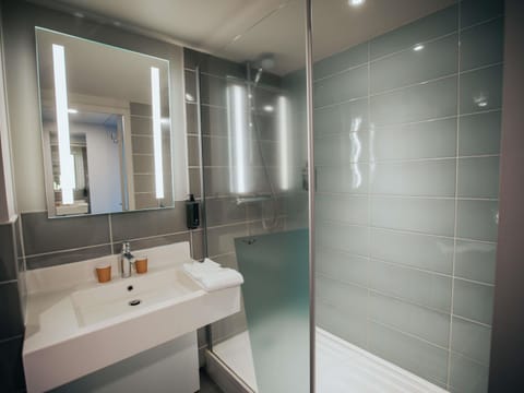 Blackout drapes, soundproofing, free cribs/infant beds, free WiFi