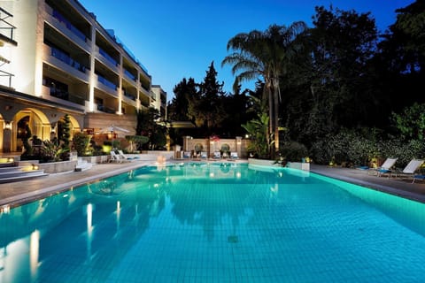 Seasonal outdoor pool, pool umbrellas, sun loungers