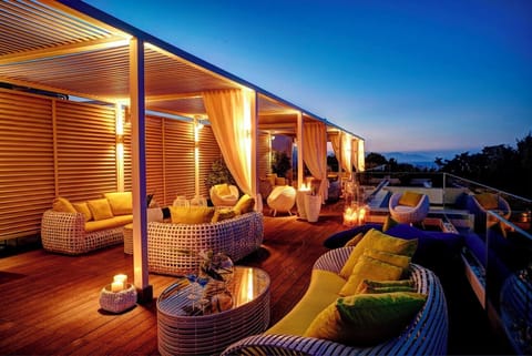 3 bars/lounges, poolside bar