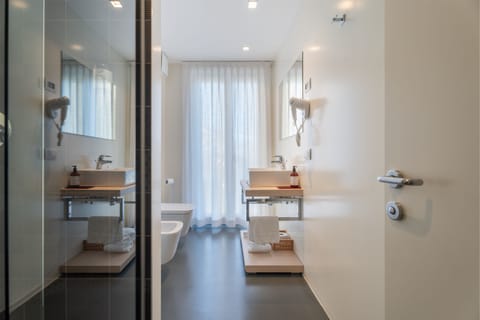 Suite | Bathroom | Shower, hair dryer, towels