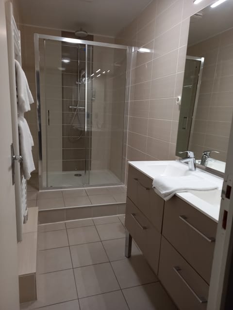 Superior Double Room, 1 Queen Bed (Charme, Hôtel) | Bathroom | Free toiletries, hair dryer, towels, soap