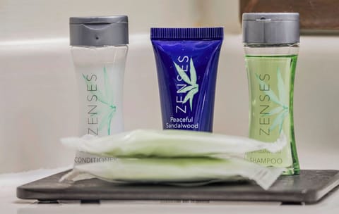 Combined shower/tub, free toiletries, hair dryer, towels