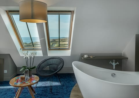 Deluxe Room, 1 Queen Bed, Ocean View | Minibar, in-room safe, individually decorated, individually furnished