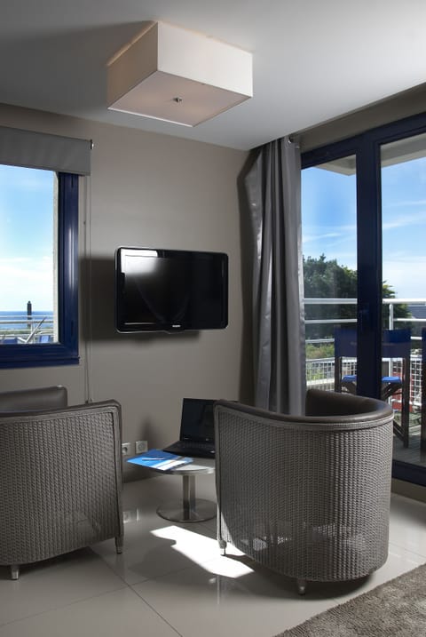 Superior Double or Twin Room, Sea View | Minibar, in-room safe, individually decorated, individually furnished