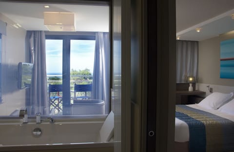 Superior Double or Twin Room, Sea View | Minibar, in-room safe, individually decorated, individually furnished
