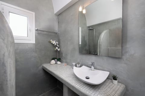 Suite, Jetted Tub | Bathroom | Shower, free toiletries, hair dryer, towels