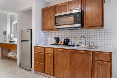 Deluxe Suite, Multiple Beds, Non Smoking (Upgrade) | Iron/ironing board, free cribs/infant beds, free rollaway beds