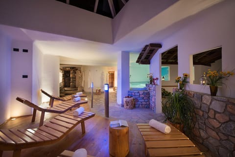 Sauna, hot tub, Turkish bath, manicures and pedicures