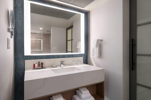 Combined shower/tub, designer toiletries, hair dryer, towels