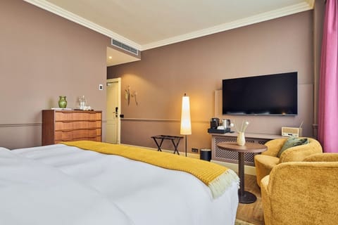 Egyptian cotton sheets, premium bedding, pillowtop beds, in-room safe