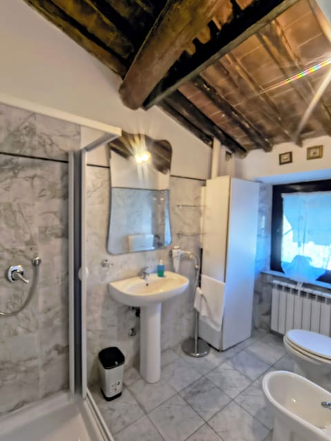 Comfort Double Room, Non Smoking | Bathroom | Shower, hair dryer, bidet, towels