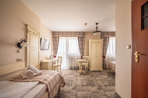 Classic Triple Room | Hypo-allergenic bedding available, desk, blackout drapes, soundproofing