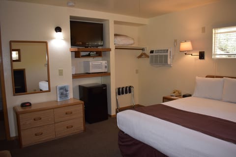 Room, 1 King Bed | Iron/ironing board, free WiFi, bed sheets