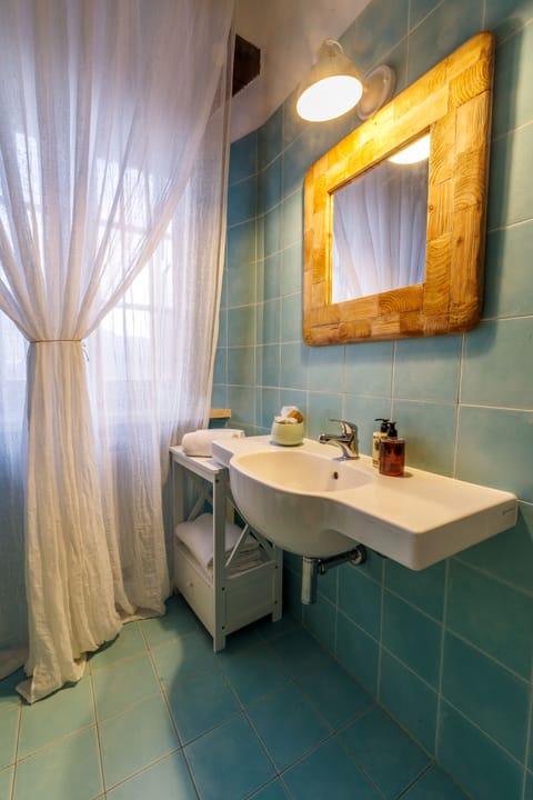 Superior Room | Bathroom | Shower, free toiletries, hair dryer, slippers