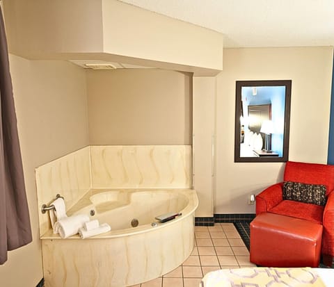 Studio Suite, 1 King Bed with Sofa bed, Non Smoking, Jetted Tub | Individually decorated, individually furnished, desk, blackout drapes