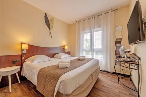 Superior Studio Suite | Desk, laptop workspace, iron/ironing board, free cribs/infant beds