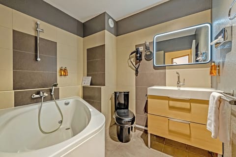 Superior Studio Suite | Bathroom | Free toiletries, hair dryer, towels, soap