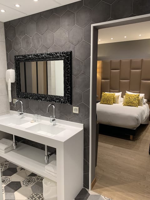 Comfort Room | Minibar, in-room safe, individually decorated, individually furnished