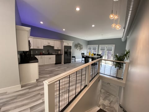 Full-size fridge, microwave, oven, stovetop