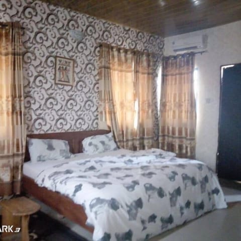 Executive Studio Suite | Desk, iron/ironing board, free WiFi, bed sheets