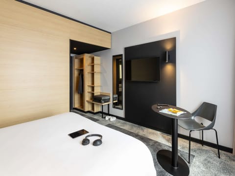 Standard Room, 1 Double Bed | Desk, blackout drapes, soundproofing, iron/ironing board