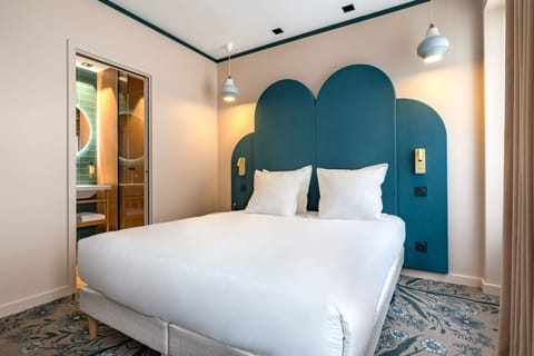 Laptop workspace, free WiFi, bed sheets