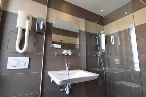 Combined shower/tub, free toiletries, hair dryer, towels