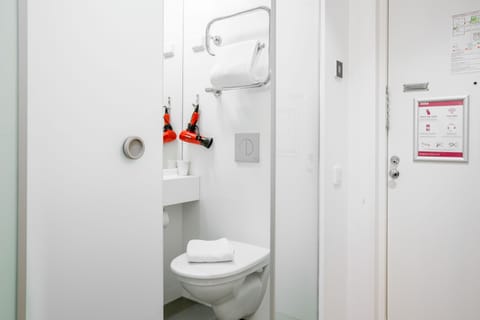 Single Room, 1 Twin Bed | Bathroom | Shower, hair dryer, towels