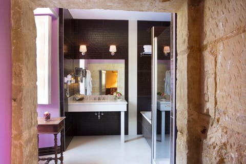 Luxury Double Room, Ensuite (Le Castelnau) | Bathroom | Free toiletries, hair dryer, towels