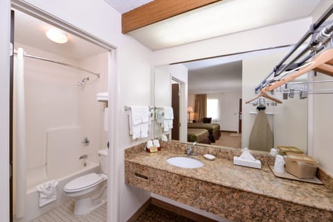 Combined shower/tub, deep soaking tub, rainfall showerhead