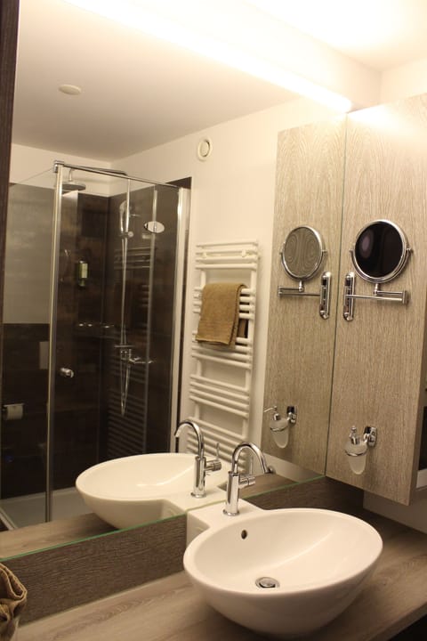 Business Double Room Single Use | Bathroom | Shower, rainfall showerhead, free toiletries, hair dryer