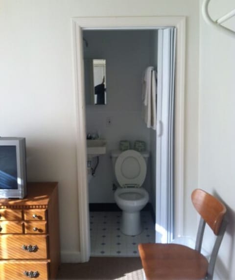 Standard Room | Bathroom | Shower, bathrobes, towels