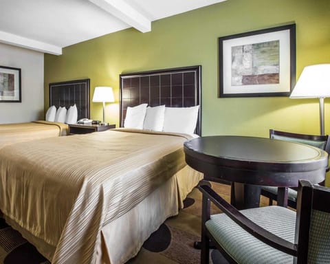 Desk, soundproofing, free WiFi, bed sheets