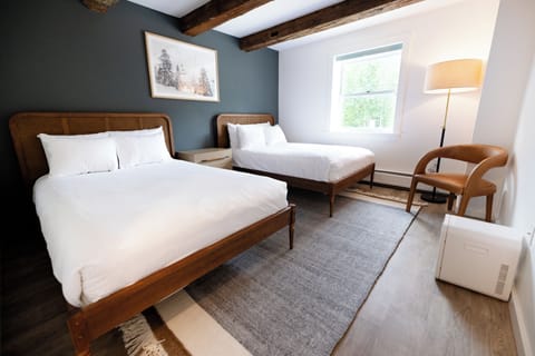 Desk, iron/ironing board, bed sheets, wheelchair access