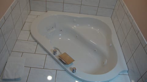 Jetted tub