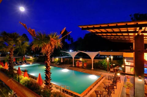 Family Room | Outdoor pool | Outdoor pool, open 7:00 AM to 6:00 PM, pool umbrellas, sun loungers
