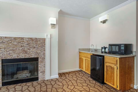 Standard Room, 1 King Bed, Balcony (Larger Room) | Laptop workspace, iron/ironing board, cribs/infant beds, free WiFi