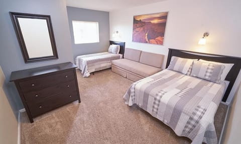 Standard Room PrivateBath,1 Double Bed, 1 Twin Bed and 1 Single/Twin Sofa Sleeper-NO Prkng/NO Brkfst | Bed sheets