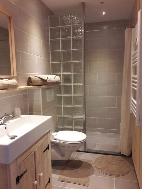 Exclusive Double or Twin Room (Barrack 2) | Bathroom | Shower, rainfall showerhead, hair dryer, towels