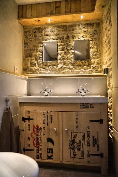 Deluxe Double or Twin Room (Barrack 1.1) | Bathroom sink