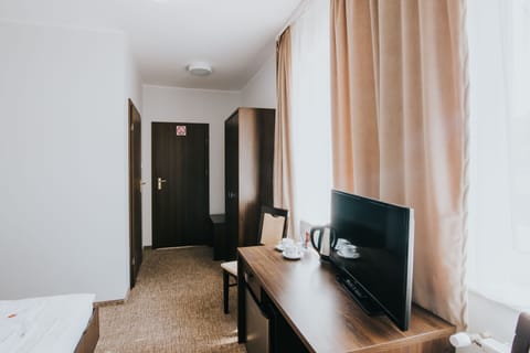 Twin Room | Desk, iron/ironing board, free WiFi, bed sheets