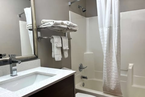 Combined shower/tub, free toiletries, hair dryer, towels