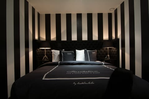 Luxury Suite | Minibar, in-room safe, individually decorated, individually furnished