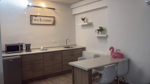 Business Suite, 1 King Bed | Private kitchenette
