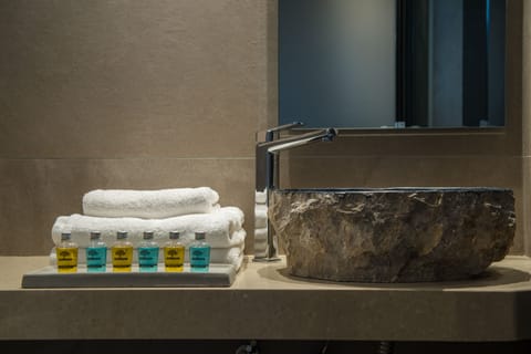 Superior Double Room | Bathroom | Shower, free toiletries, hair dryer, towels