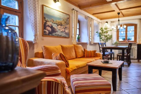 Apartment | Living area | 42-inch TV with satellite channels, DVD player